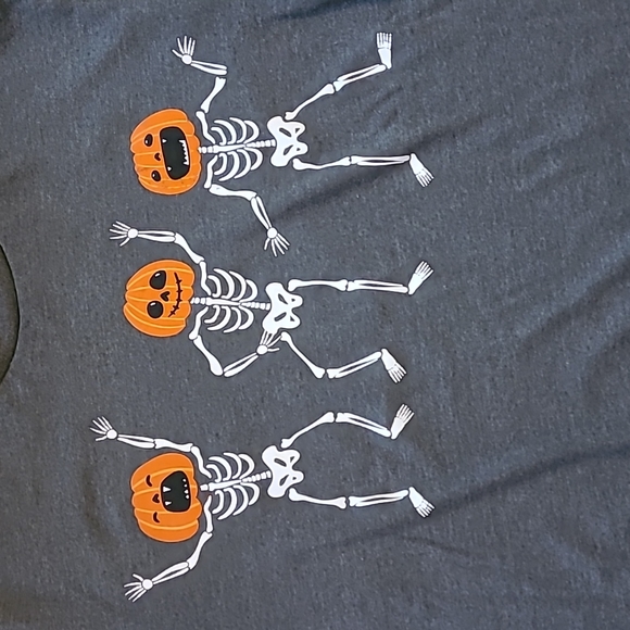 LIKE NEW Halloween Soft Tee - Picture 1 of 4